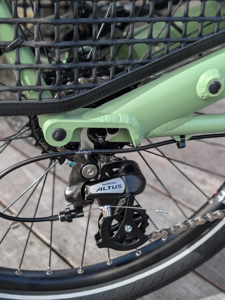 Le dérailleur Shimano Altus équipe le vélo Jean Fourche. Une entrée de gamme sérieuse qu'il faudra bien entretenir