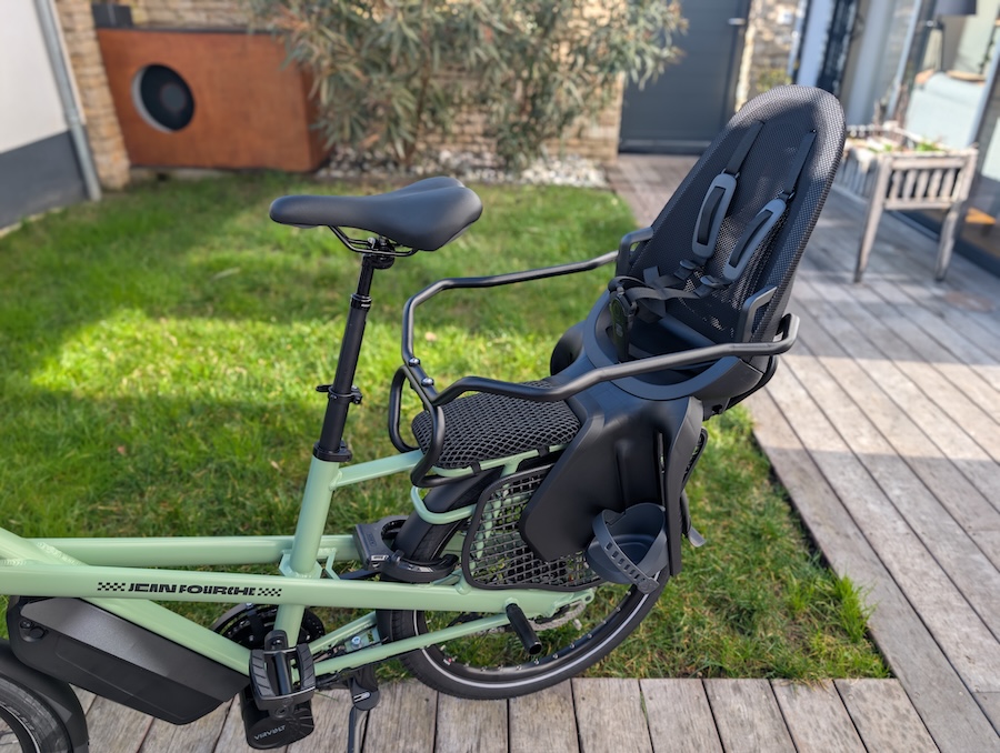 Jean Fourche Jean II avec siège bébé dans le jardin - configuration famille complète