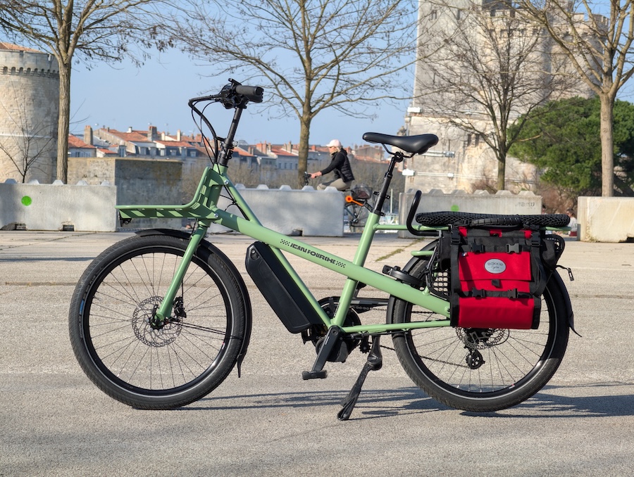 Jean Fourche Jean II vert matcha - vue portrait 3/4, milieu urbain à La Rochelle