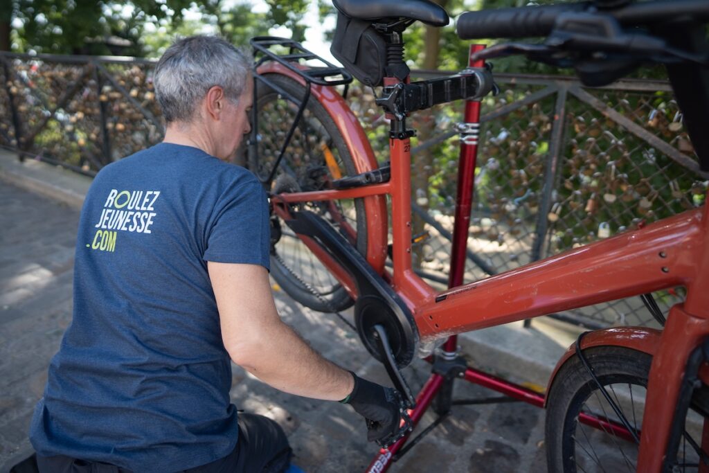 Patrick, meilleur réparateur vélo à Lyon avec Roulez Jeunesse