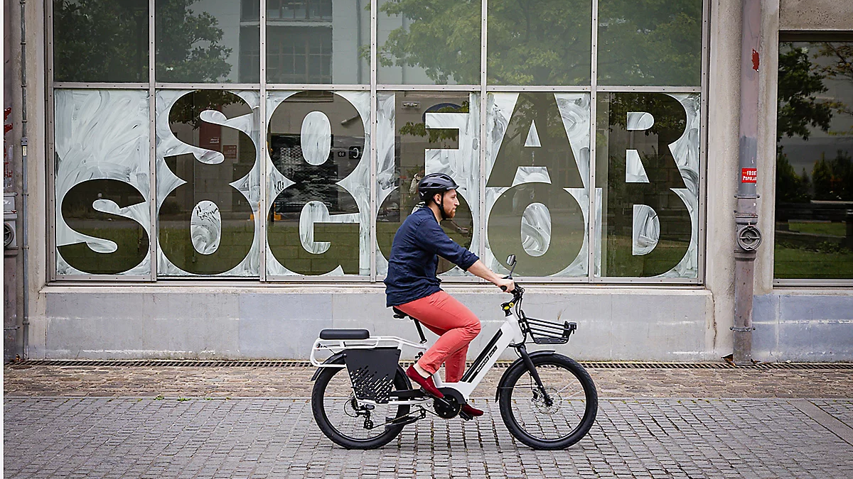 Vélo midtail électrique Nakamura Crosscity+ avec porte-bagages allongé