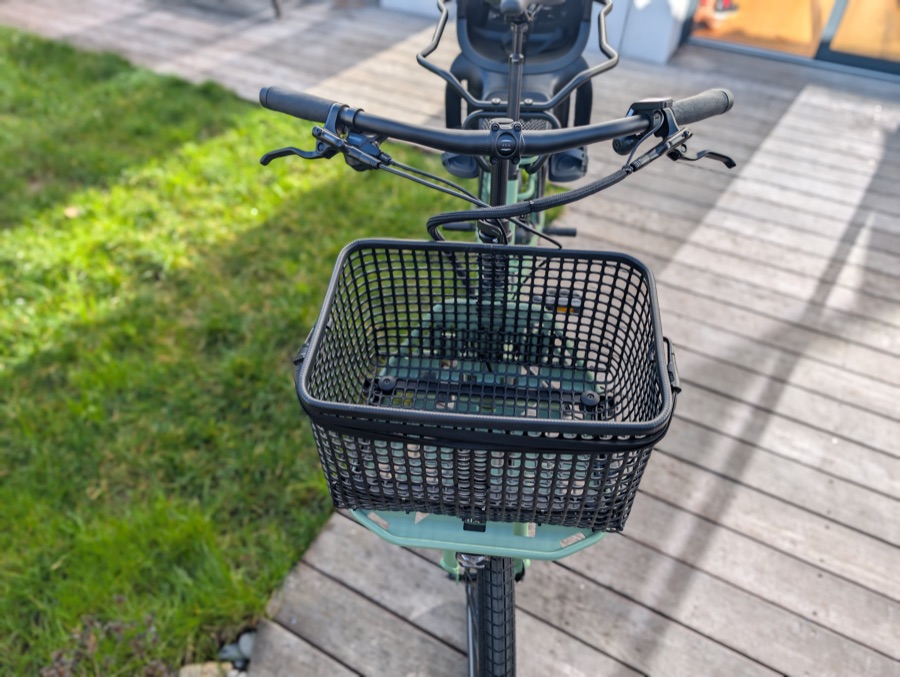 Jean Fourche Jean II panier avant clipsé sur son support - vue du guidon et display sonnette intégrée