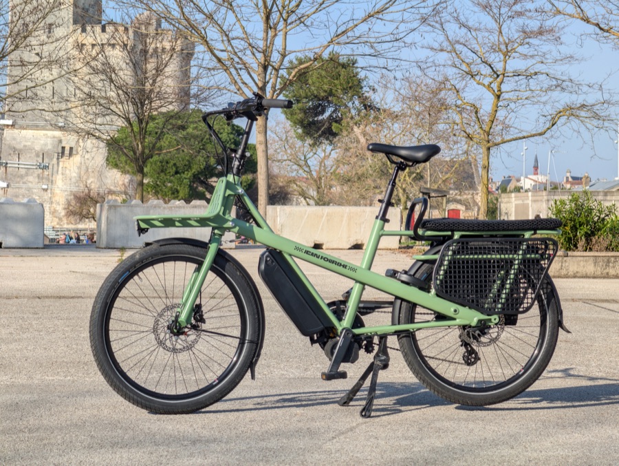 Jean Fourche Jean II longtail électrique compact - vue de profil à La Rochelle