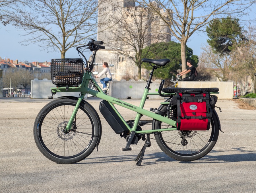 Jean Fourche Jean II en vélotaf urbain La Rochelle sacoche rouge et panier avant clipsé