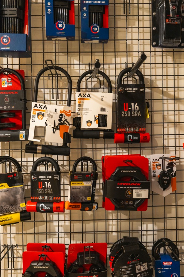 Antivols vélo en U certifiés SRA et FUB en rayon magasin — meilleur antivol vélo 2026