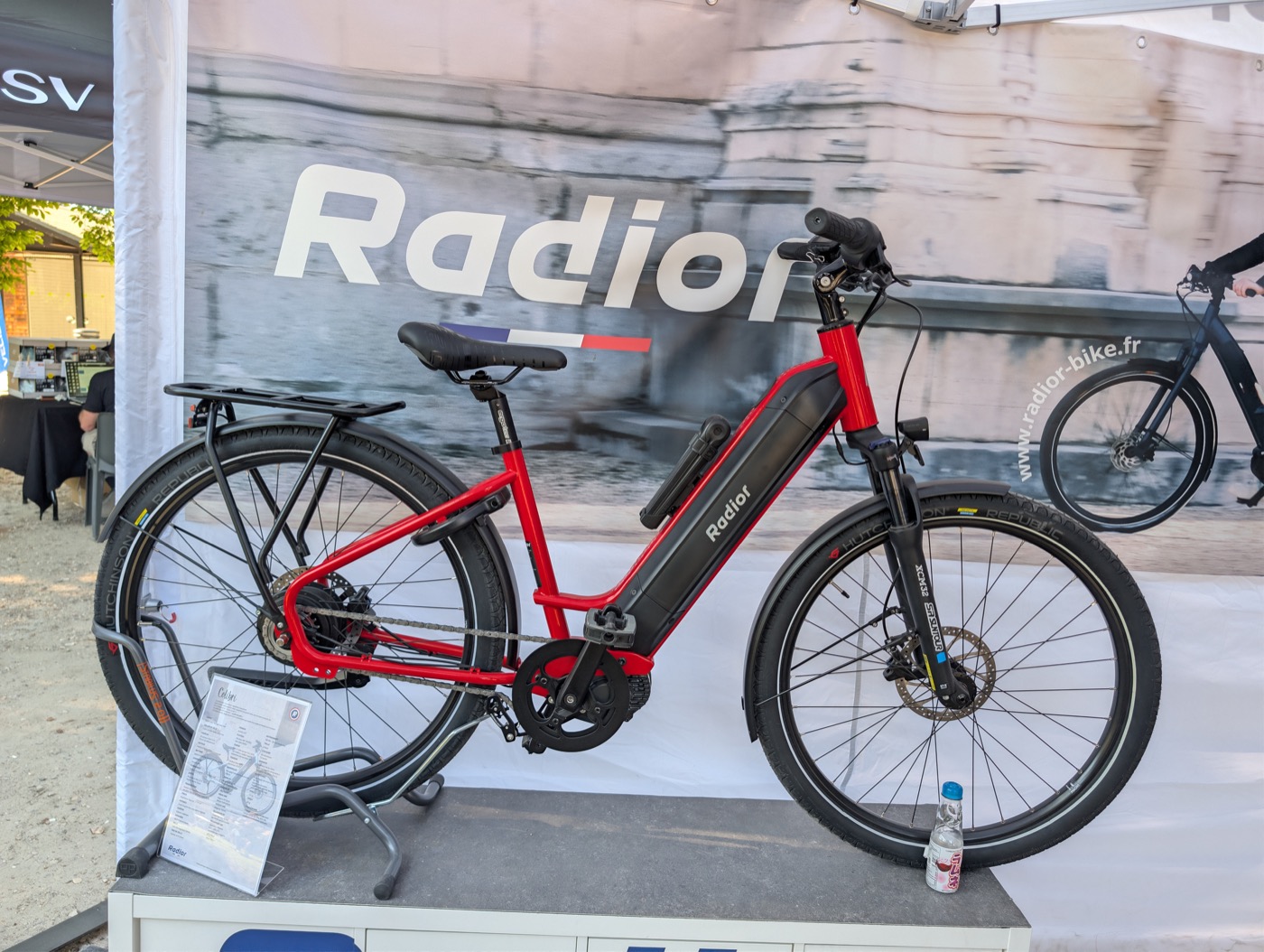 Radior Colibri VAE urbain rouge français exposé au salon Vélo in Paris 2026