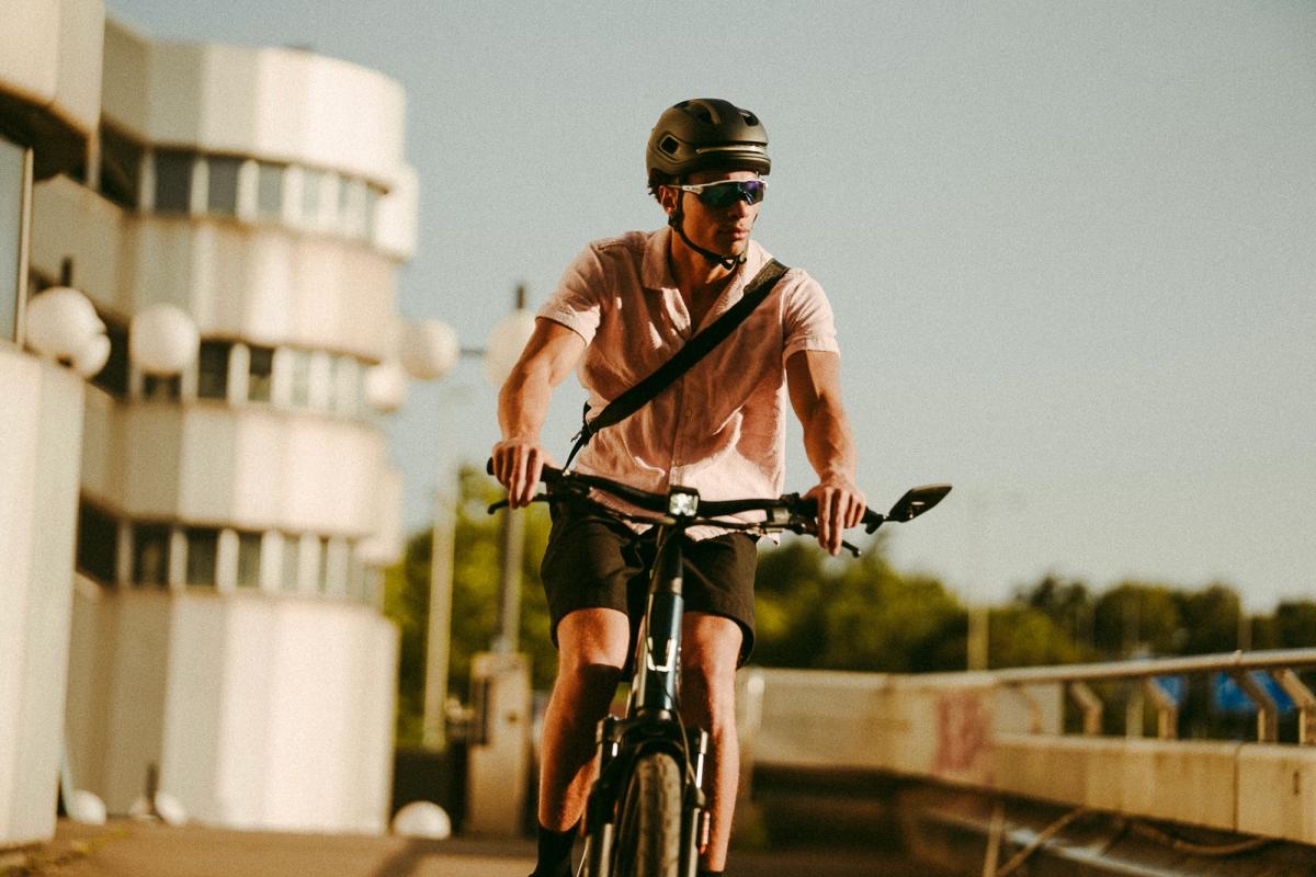 Cycliste sur Stromer ST1 Sport speed pedelec en environnement urbain