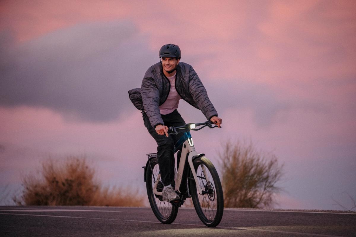 Stromer ST3 speed pedelec premium en utilisation au coucher du soleil