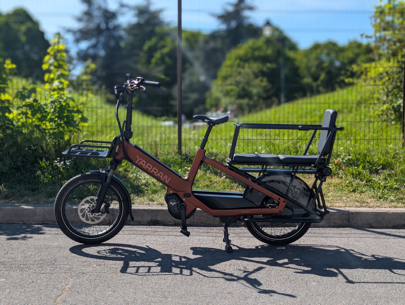 Vélo cargo longtail électrique Tarran L1 marron en extérieur au Parc Floral salon Vélo in Paris 2026