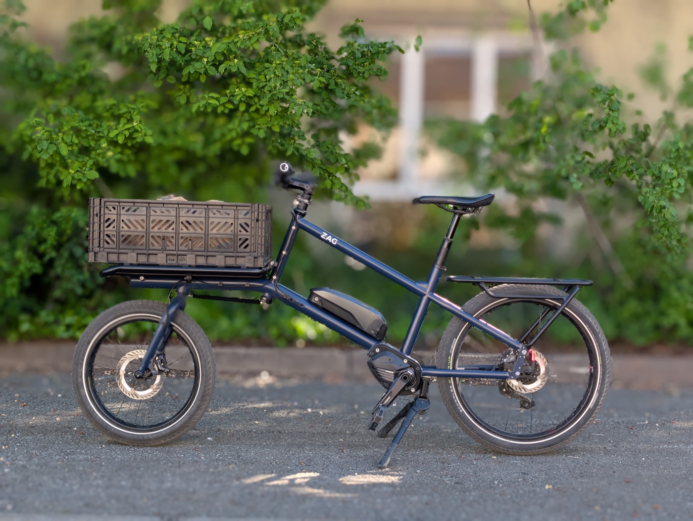 Vélo cargo compact Zag français en extérieur avec cagette au salon Vélo in Paris 2026