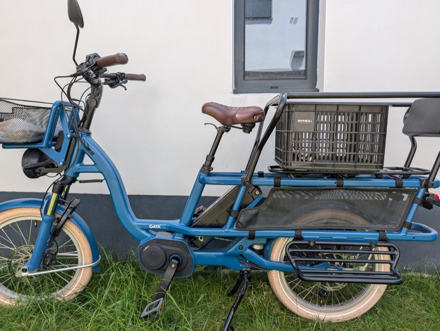 Caisse Basil MIK clipsée sur le porte-bagage du GAYA L'Incroyable
