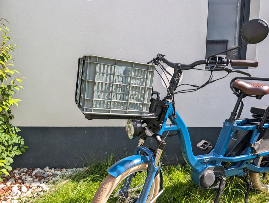 Caisse MIK clipsée sur le porte-bagage avant porte-poussette Yoyo GAYA pour transport courses