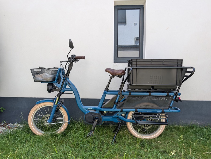 GAYA L'Incroyable transformé en cargo avec caisse Leroy Merlin sur porte-bagage arrière