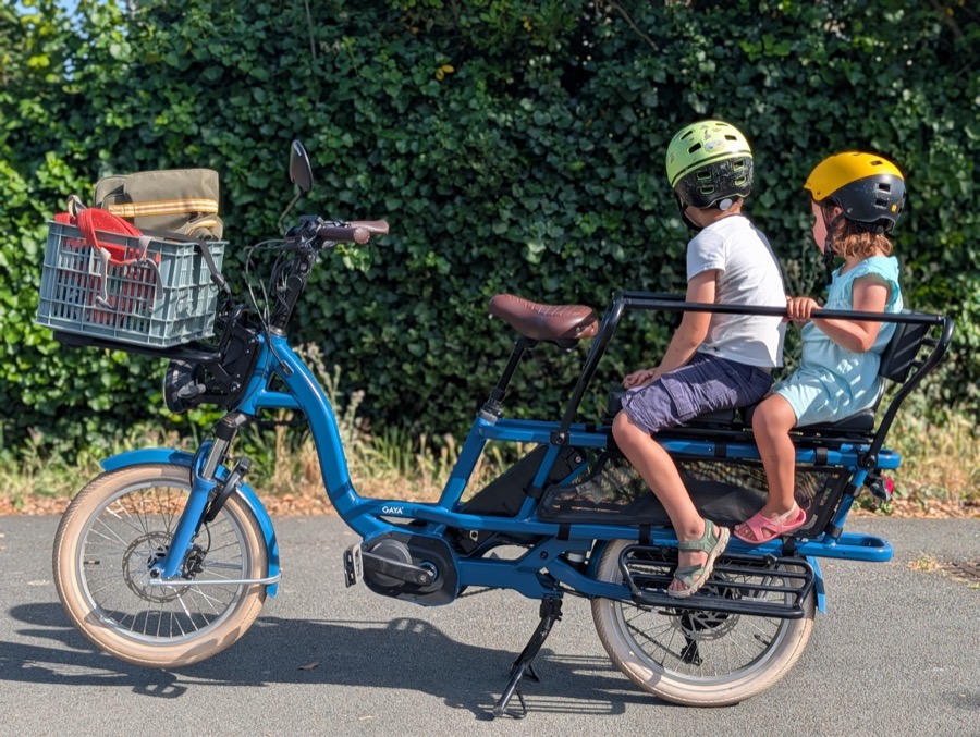 Deux enfants assis sur le Kit Enfants du GAYA L'Incroyable porte-bagage MIK HD