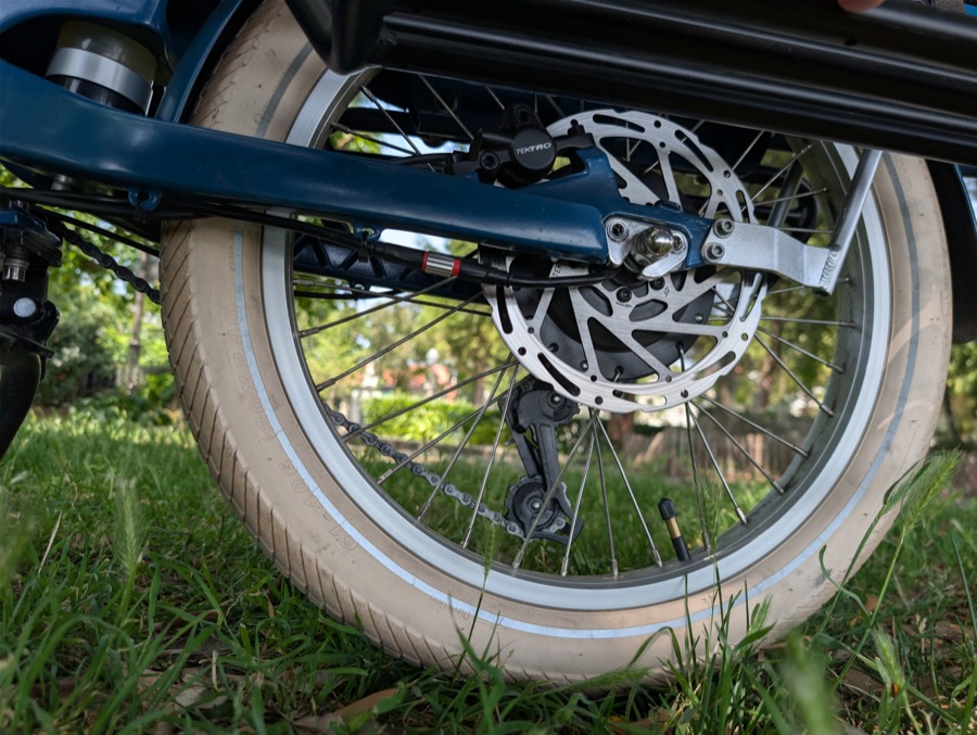 Roue 20 pouces avec pneu Kenda crème et disque Tektro sur GAYA L'Incroyable