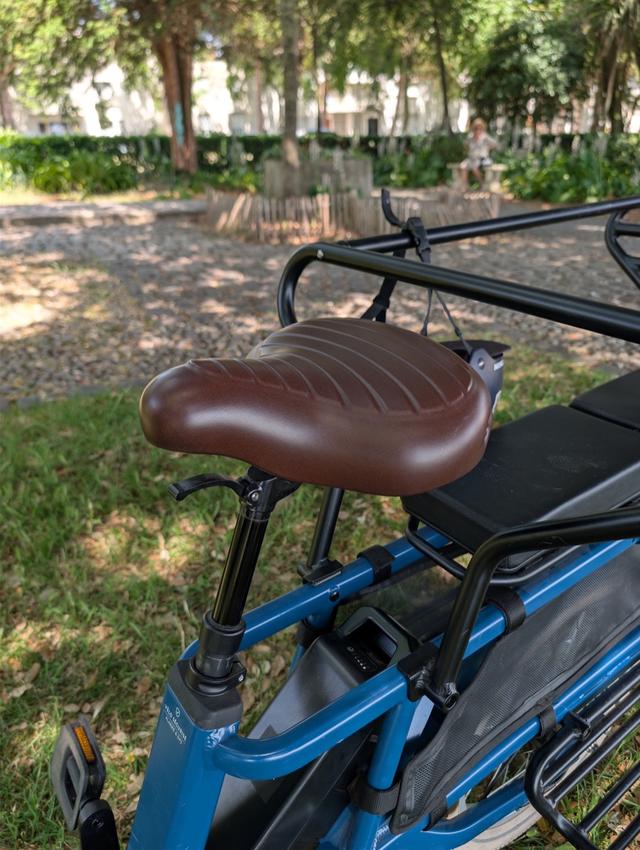 Selle large et confortable en cuir vegan marron du GAYA L'Incroyable