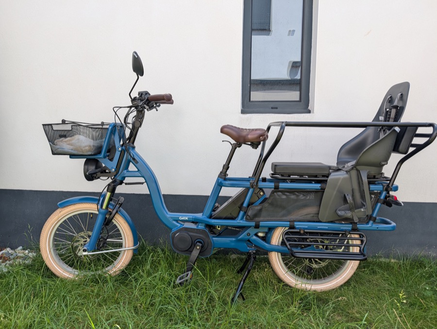 Siège bébé compatible MIK clipsé sur le porte-bagage arrière du GAYA L'Incroyable