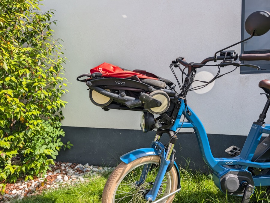 Babyzen Yoyo rouge pliée clipsée sur le porte-bagage avant GAYA L'Incroyable
