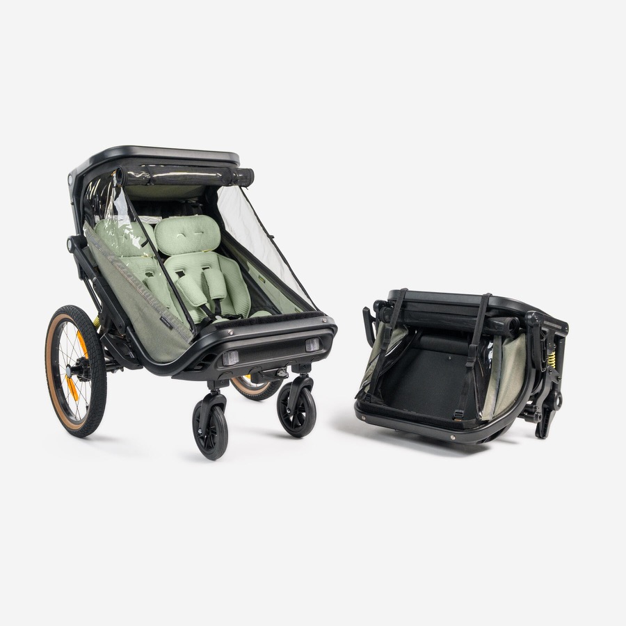 Remorque vélo enfant Rockrider EXPL 900 ouverte à gauche et pliée ultra compactement à droite pour le rangement