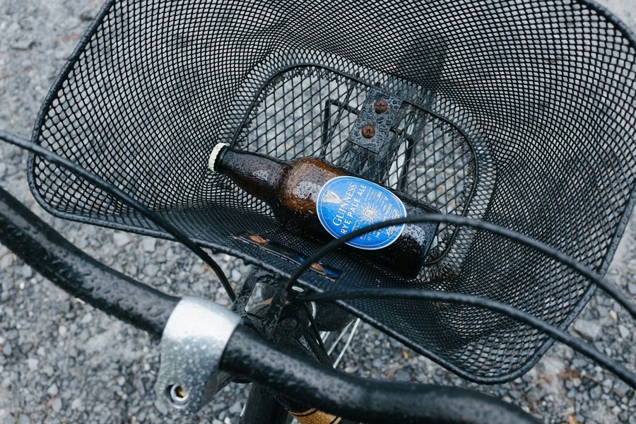 Bouteille de bière dans le panier d'un vélo : que faire quand on a bu