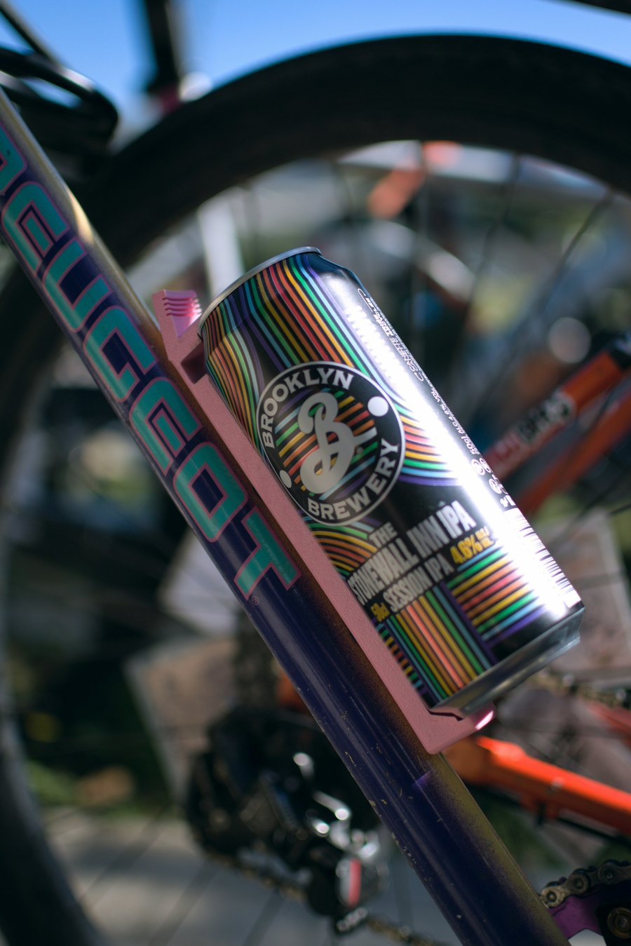 Canette de bière fixée sur le cadre d'un vélo Peugeot : peut-on boire et rouler à vélo
