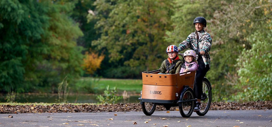 Babboe Curve en balade avec deux enfants installés dans la caisse