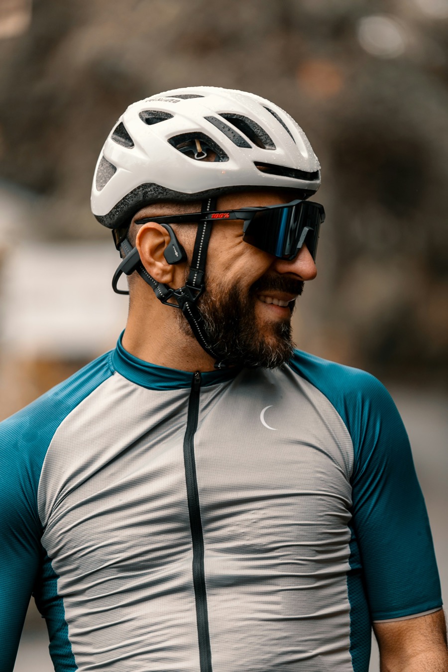 Cycliste portant un casque à conduction osseuse devant l'oreille à vélo