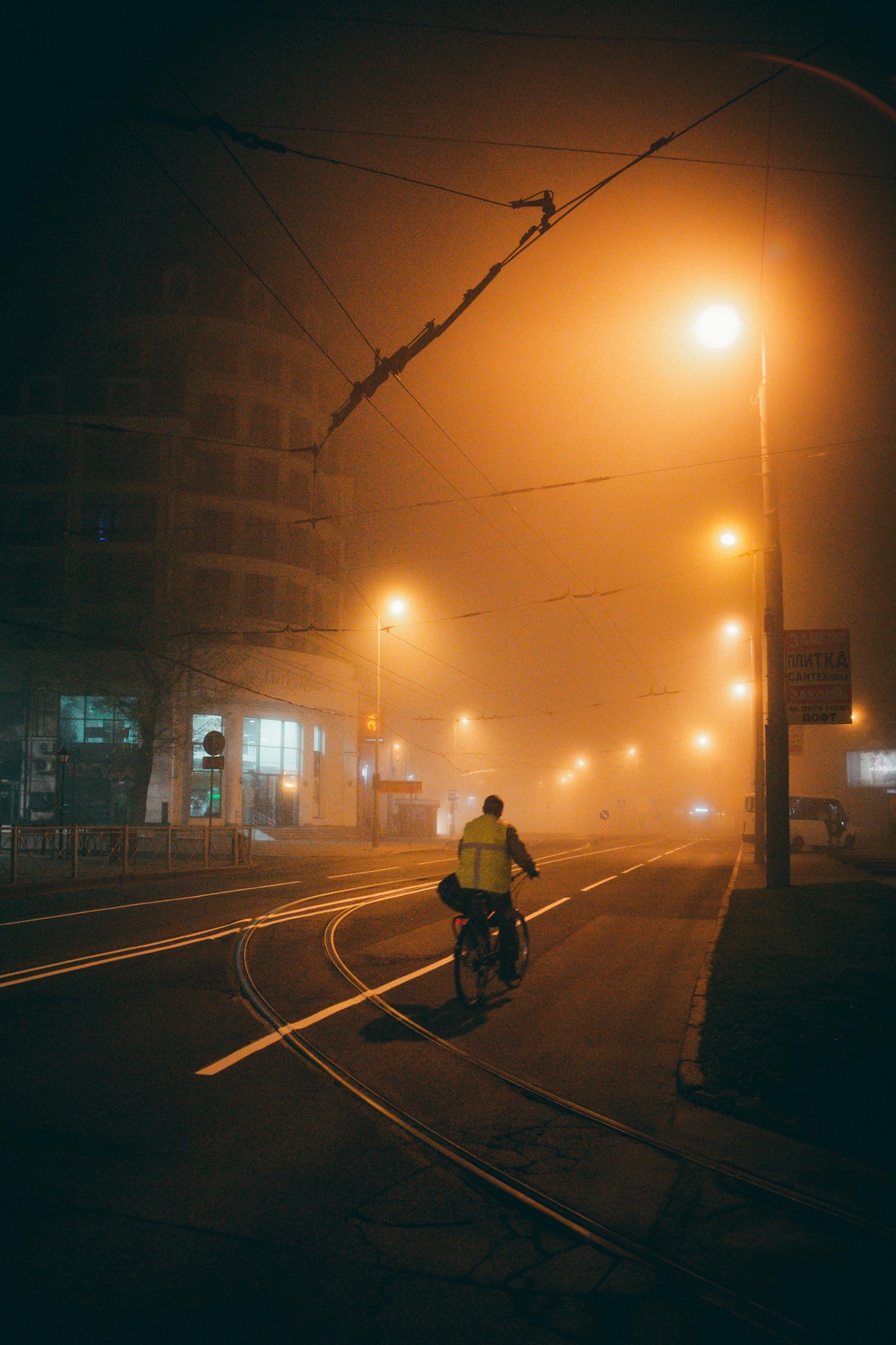 Cycliste de nuit dans le brouillard, situation où l'éclairage vélo est obligatoire