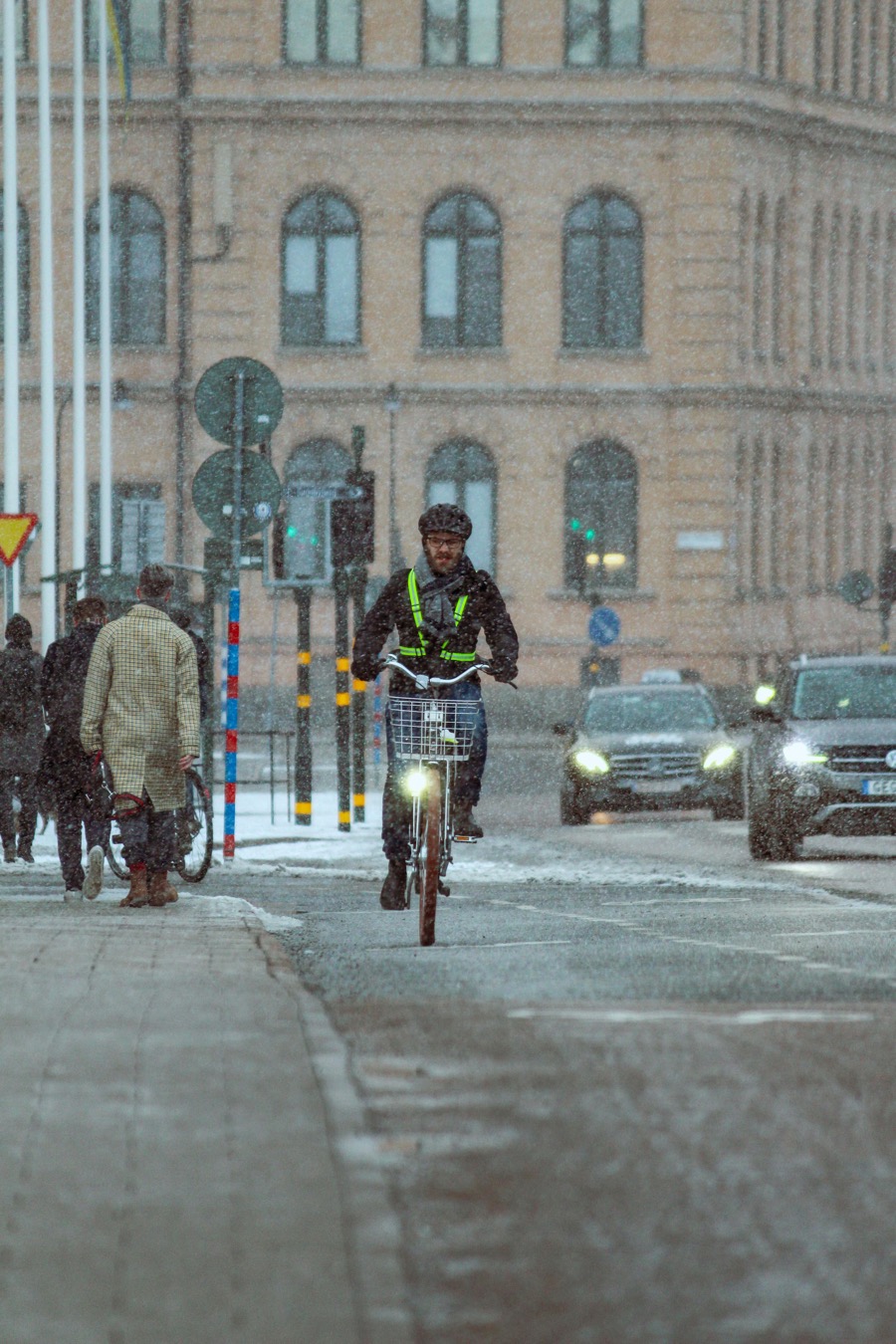 Cycliste portant un baudrier réfléchissant : le gilet à vélo n'est pas forcément jaune
