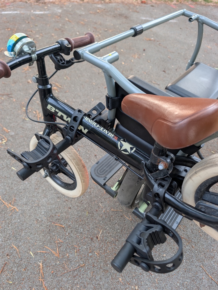 Monkey Hitch du Yuba Kombi EP5 avec un vélo enfant fixé