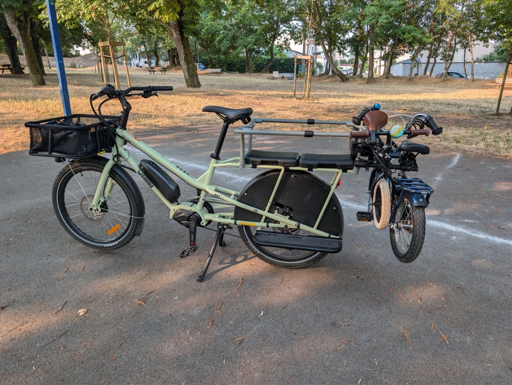 Yuba Kombi EP5 avec le Monkey Hitch et deux vélos enfants, vue de côté
