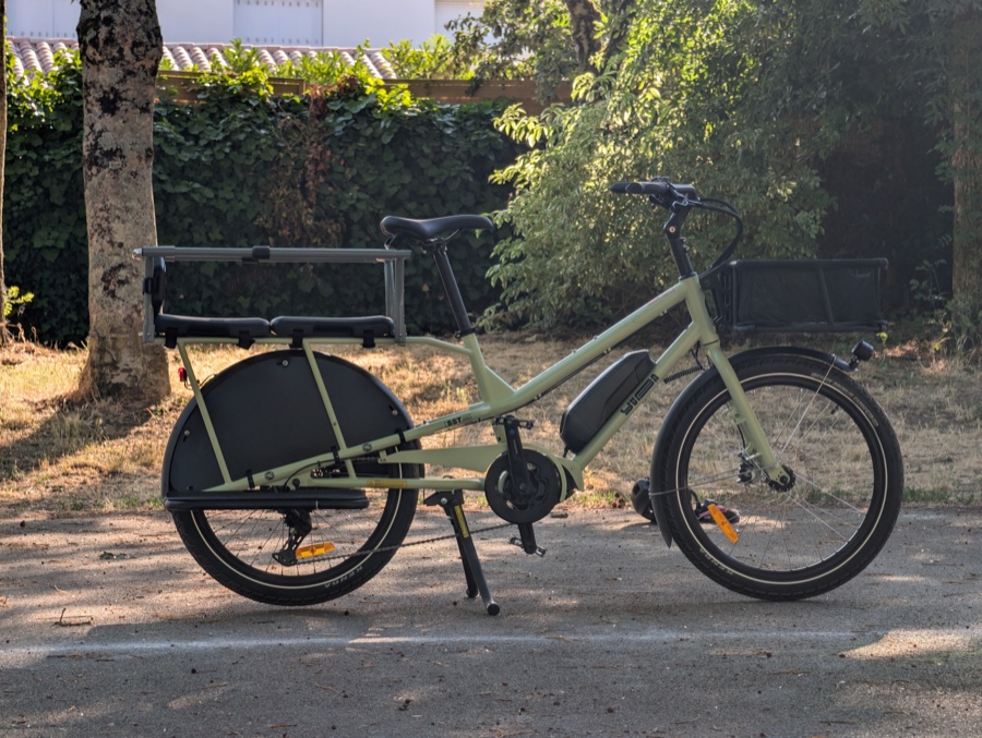 Yuba Kombi EP5 de profil, silhouette de vélo cargo midtail compact