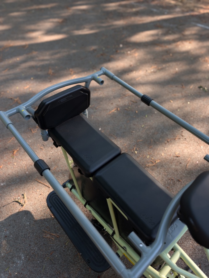 Porte-bagages du Yuba Kombi EP5 avec Monkey Bars et coussins, configuration enfants