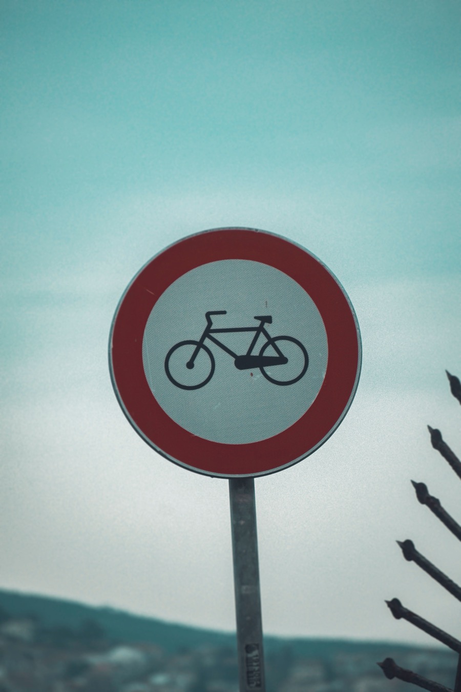 Panneau rond cerclé de rouge accès interdit aux cycles (B9b)