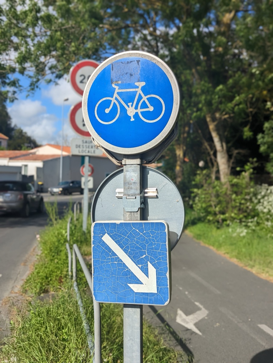Panneau rond bleu B22a piste cyclable obligatoire avec flèche directionnelle