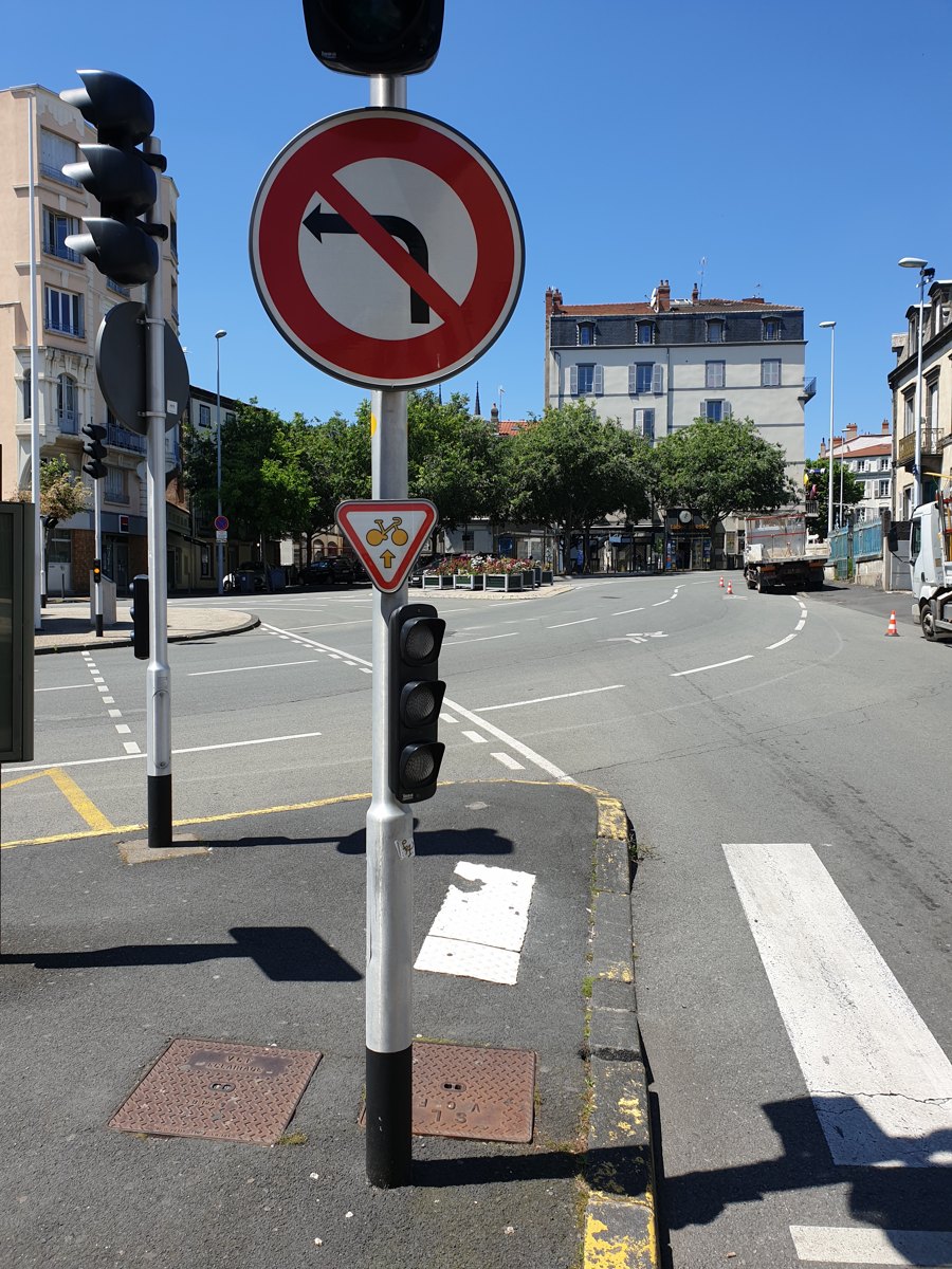 Panneau M12 tout droit sous un feu rouge à Clermont-Ferrand pour les cyclistes