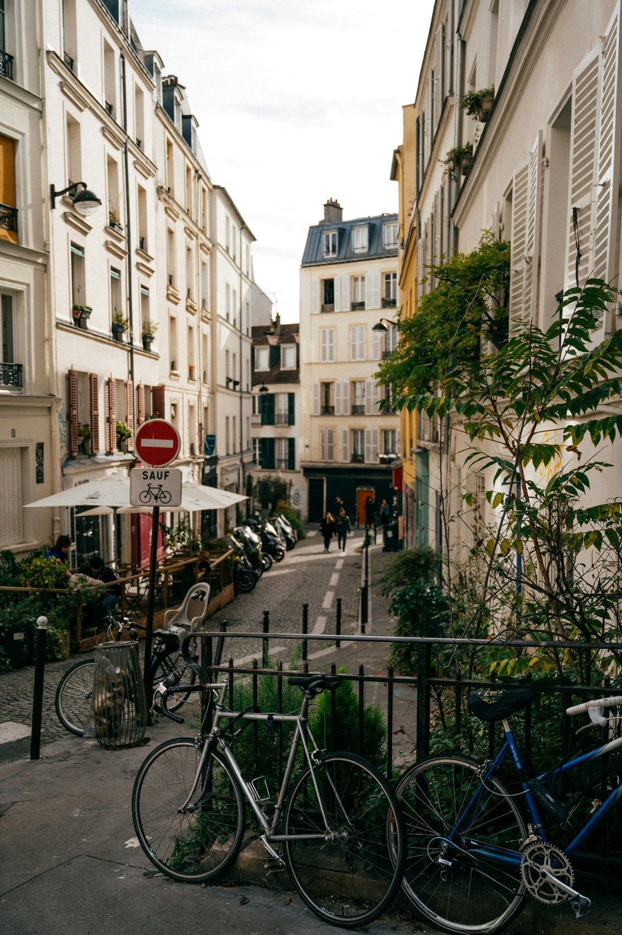 Panneau sens interdit avec panonceau « sauf vélos » autorisant le vélo à contresens