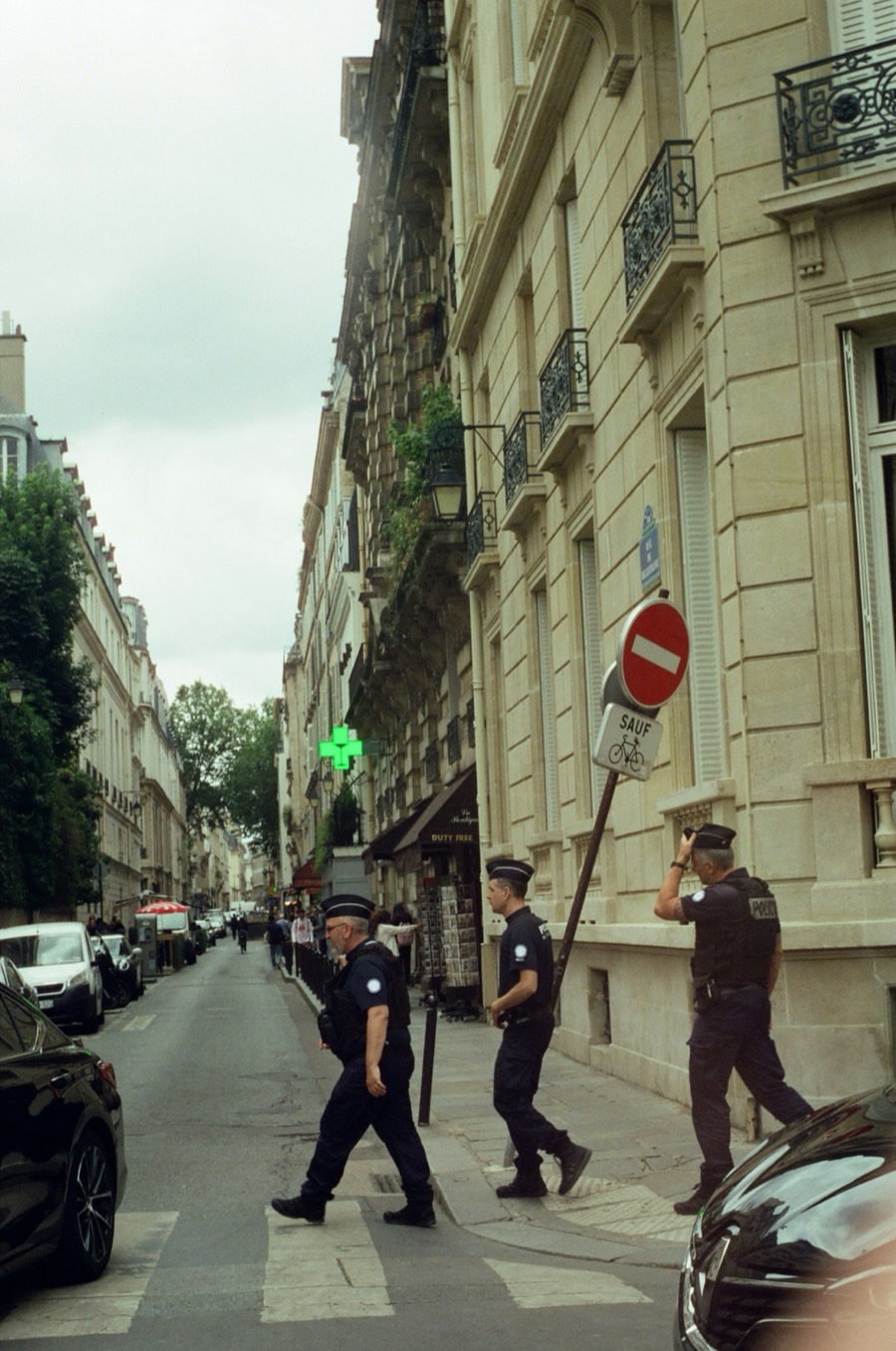 Policiers près d'un panneau sens interdit sauf vélo, amende vélo de 135 euros