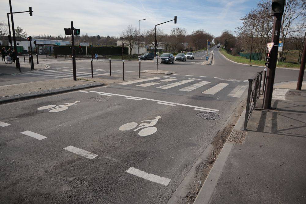 Sas vélo à un carrefour : deux pictogrammes vélo peints au sol devant le passage piéton