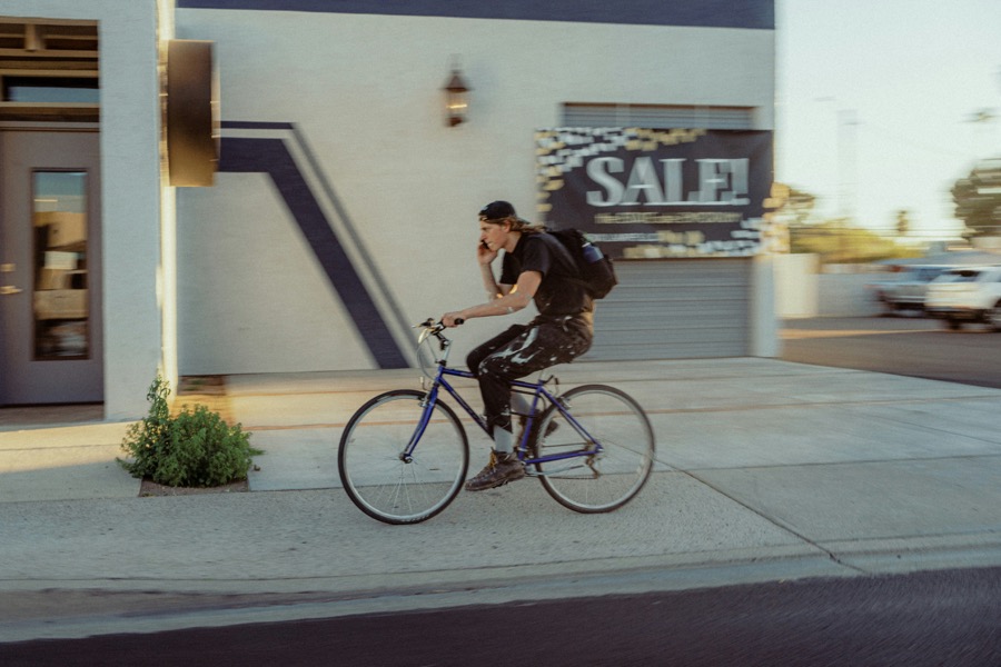 Cycliste téléphonant, téléphone tenu à l'oreille en roulant à vélo, un geste interdit