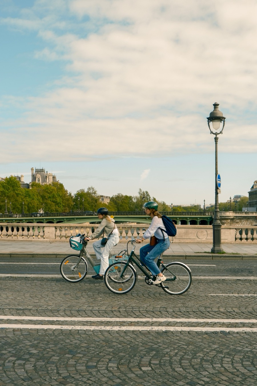Deux cyclistes à vélo en ville, un VAE 25 km/h reste juridiquement un vélo sans immatriculation