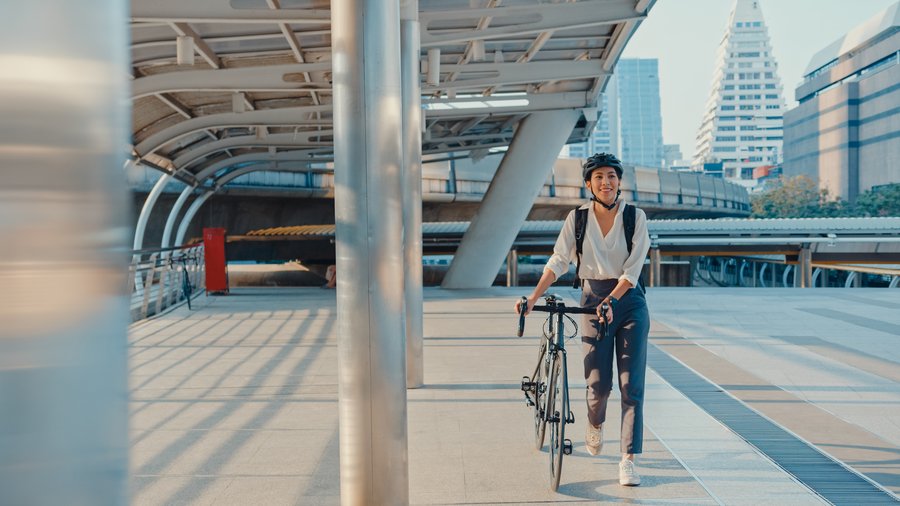 Cycliste avec casque ventilé et lunettes de soleil en ville par forte chaleur