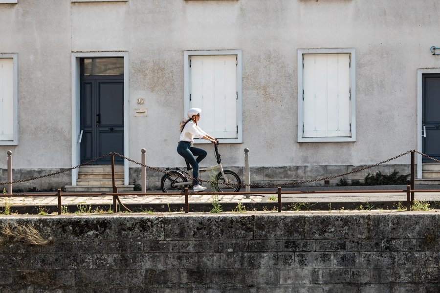 Cycliste à vélo pliant après être descendue du train