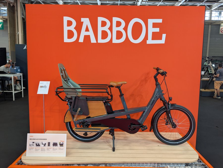 Babboe Belong longtail électrique familial avec banc enfants et planches bois aux ProDays 2026