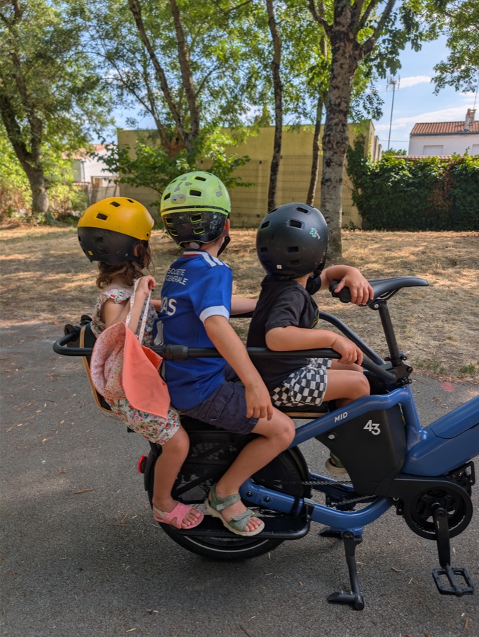 Bike43 Mid avec trois enfants installés à l'arrière sur 186 cm
