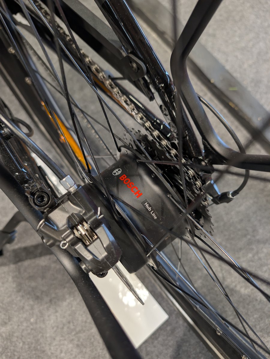 Gros plan du moteur-moyeu Bosch Hub Line sur la roue arrière du Moustache Lundi 27