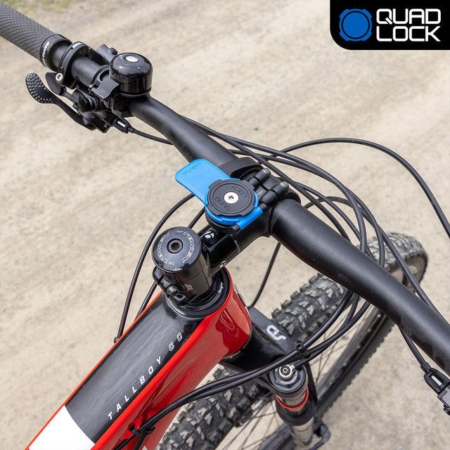 Support téléphone vélo Quad Lock fixé sur la potence d un VTT, mécanisme de verrouillage un quart de tour