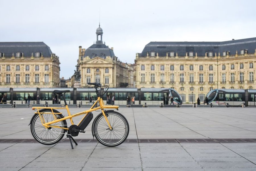 Vendre son vélo électrique entre particuliers : VAE jaune photographié de profil en lumière naturelle pour l'annonce