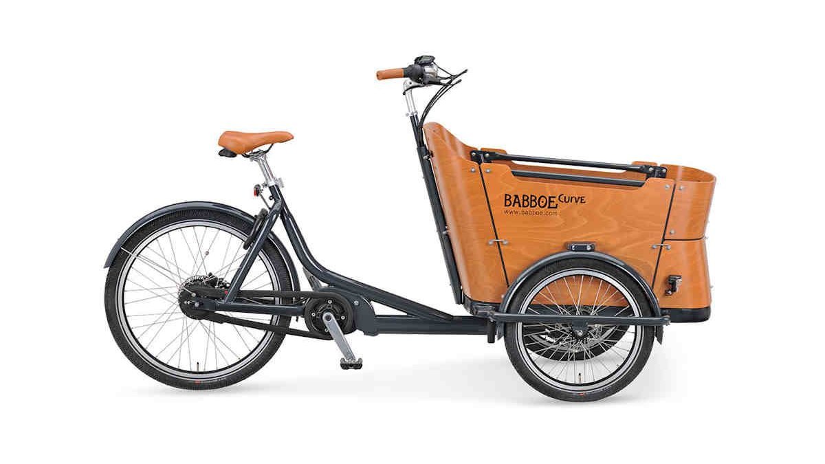Le Babboe Curve M, triporteur électrique avec grand bac en bois à l'avant, vu de profil, photo de la marque Babboe