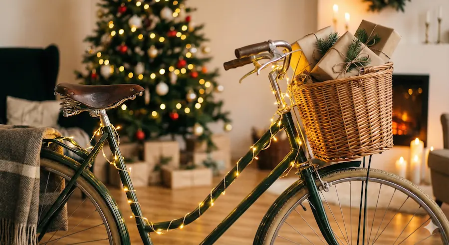 Vélo décoré pour Noël avec des cadeaux de cycliste dans le panier